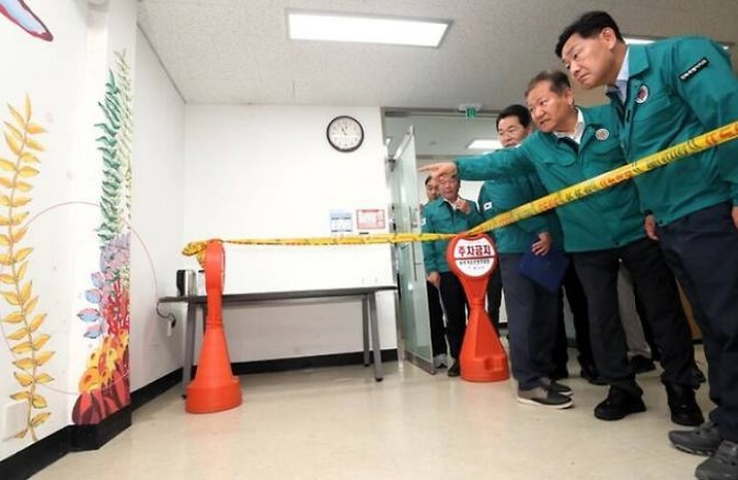 김관영 전북도지사와 권익현 부안군수 가운데 이상민 행정 안전부 장관이 피해 현장 벽체균열 상태를 확인 중