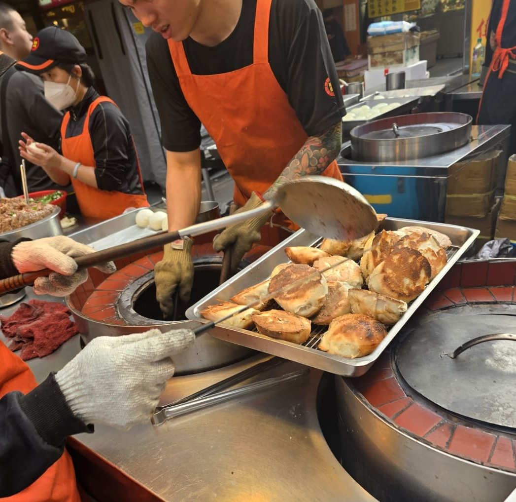 라오허제야시장_후추빵제조