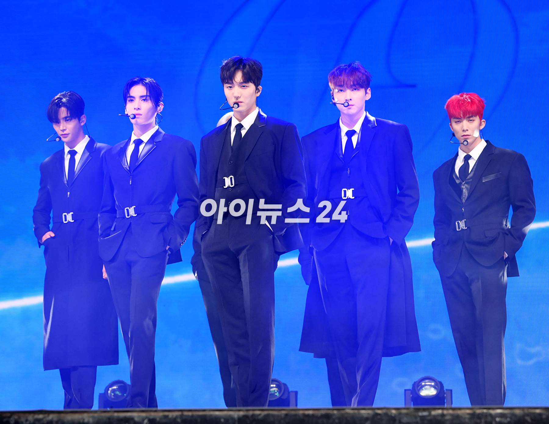 그룹 SF9(에스에프나인)이 9일 오후 서울 광장동 예스24 라이브홀에서 진행된 미니 12집 '더 피스 오브 나인(THE PIECE OF9)' 쇼케이스에 참석해 타이틀곡 '퍼즐' 무대를 선보이고 있다. [사진=정소희 기자]