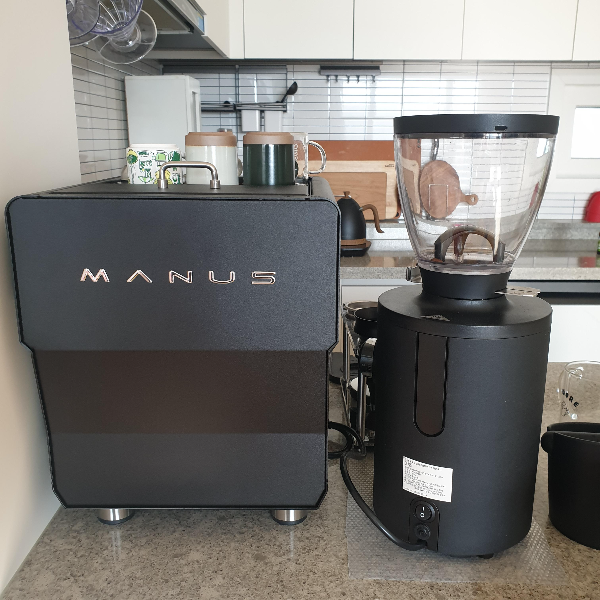 가정용 에스프레소 머신 마누스 S: 상업용 머신의 성능을 가진 머신