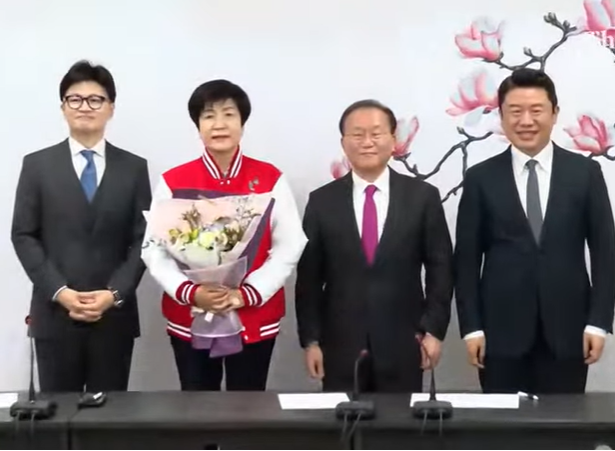 김영주 부의장 국민의힘 입당에 한동훈 위원장이 축하하고 있는 모습