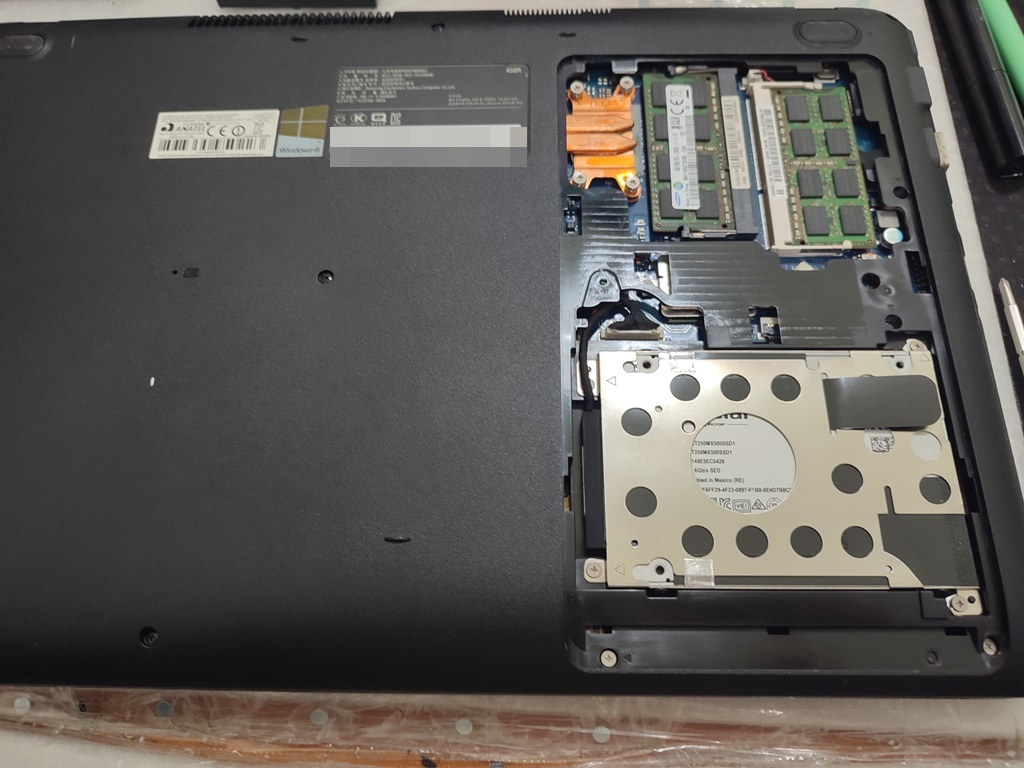 하드디스크를 제거하고 SSD를 장착해서 하드디스크 베이에 고정시켰습니다.