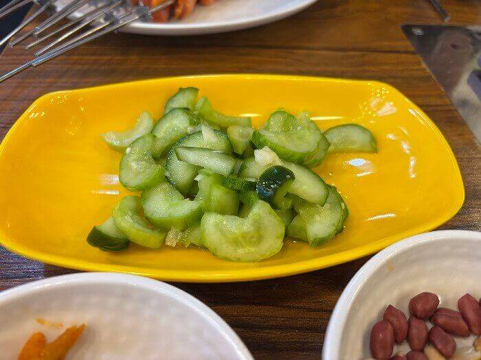 노란접시 위에 올려진 오이무침
