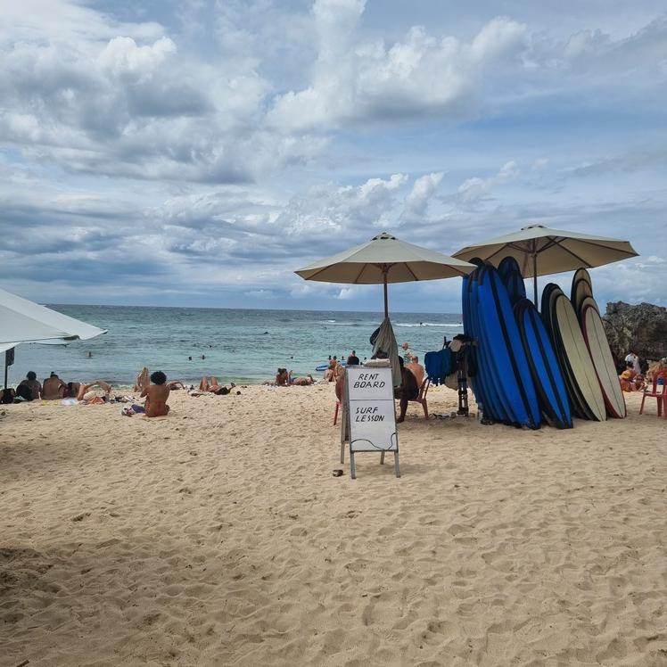 발리 남부 울루와뚜 지역에 위치한 빠당빠당 비치