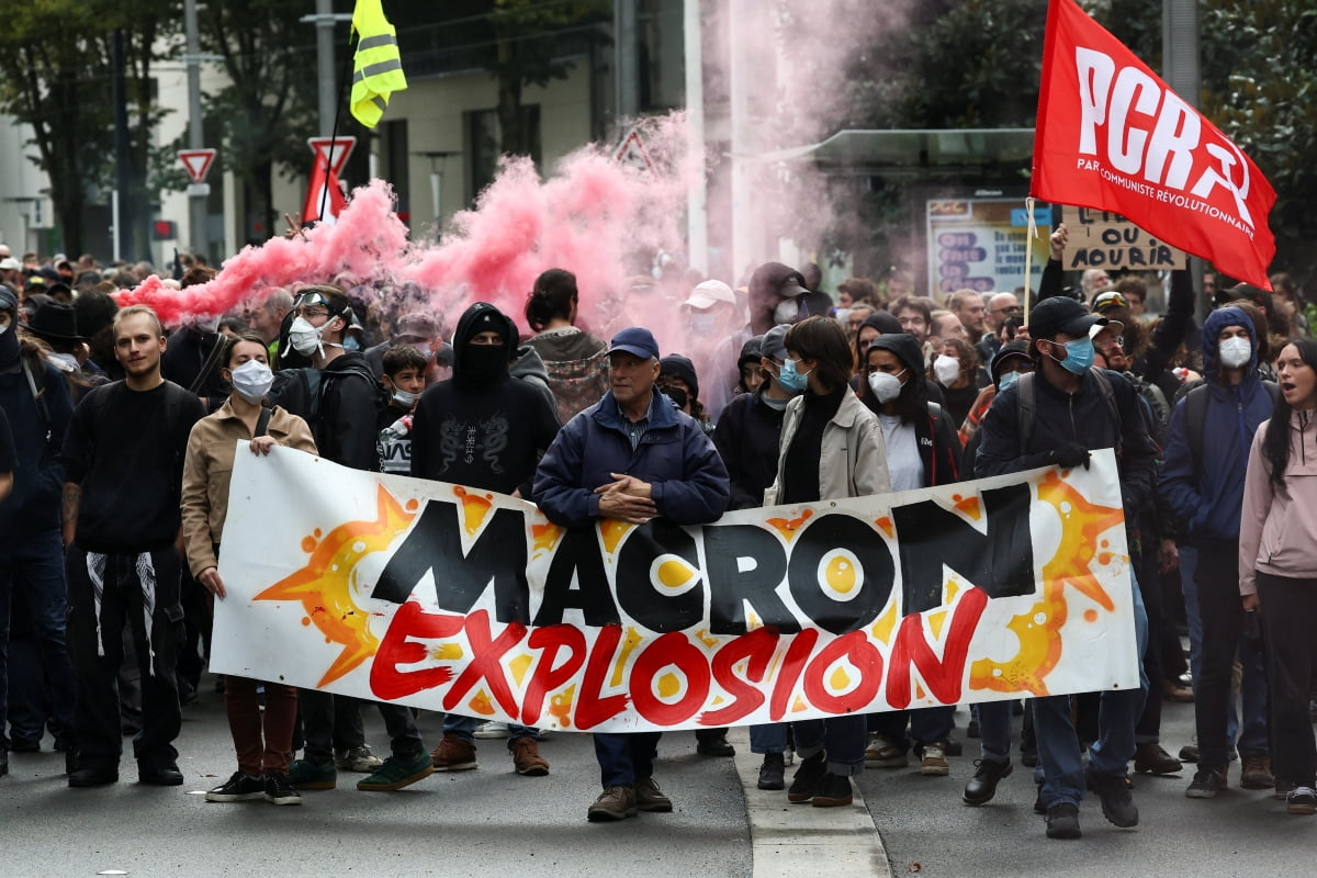 프랑스 전역에서 에마뉘엘 마크롱 대통령 퇴진 등을 요구하는 대규모 시위 ‘국가 마비 운동’이 이어지고 있다. 마크롱 대통령이 주도한 연금개혁과 프랑수아 바이루 전 총리가 밀어붙인 재정 긴축안이 큰 반발을 불러일으키면서다. 13일(현지시간) 낭트에서 ‘모든 것을 멈춰 세우자’(Bloquons Tout)라는 이름의 시위가 열린 가운데 시위대가 마크롱 정권에 항의하는 배너를 들고 행진하고 있다. 프랑스에서는 오는 18일 대규모 총파업이 예고돼 있다.