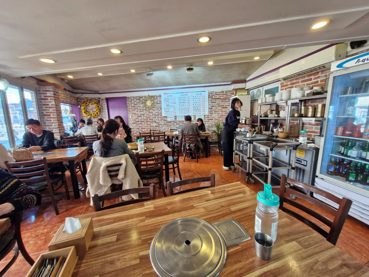 깔끔하게-배치되어-있는-매장-내부