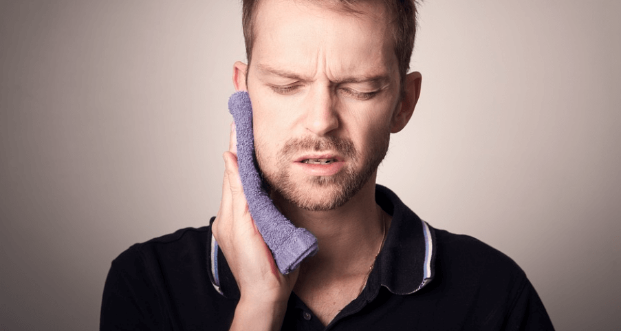 치통으로 고통 받고 있는 남성