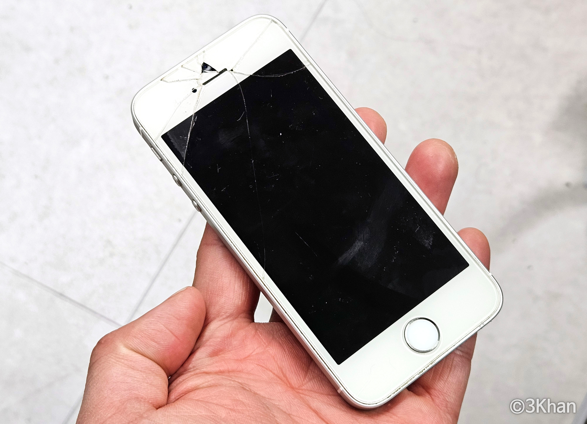 애플 아이폰 SE 1세대 액정파손 사진
