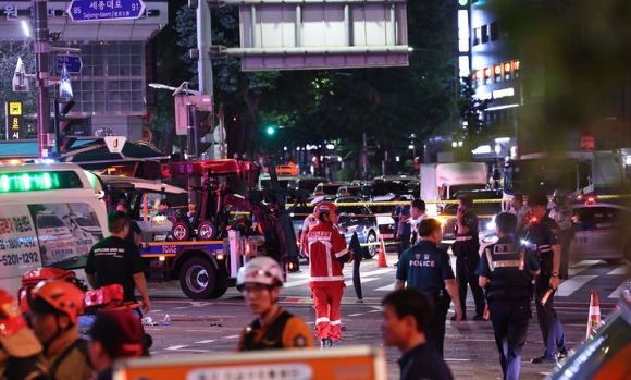 13명의 사상자를 낸 시청역 인근 인도 돌진 교통사고의 피의자 60대 A씨는 차량 급발진을 주장하고 있는 것으로 알려진 가운데 사고 목격자들은 '급발진은 아니었다'고 반박하고 나섰다. 사진은 사고현장에 출동한 119구급대와 경찰 등이 현장을 사고 수습을 하고 있는 장면. [사진=뉴시스]