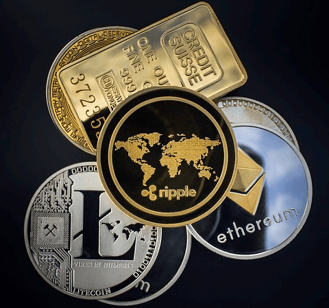 둥그렇고 네모난 알트코인들이 여러개 있다. 황금색과 은색으로 이더리움, 리플이다.