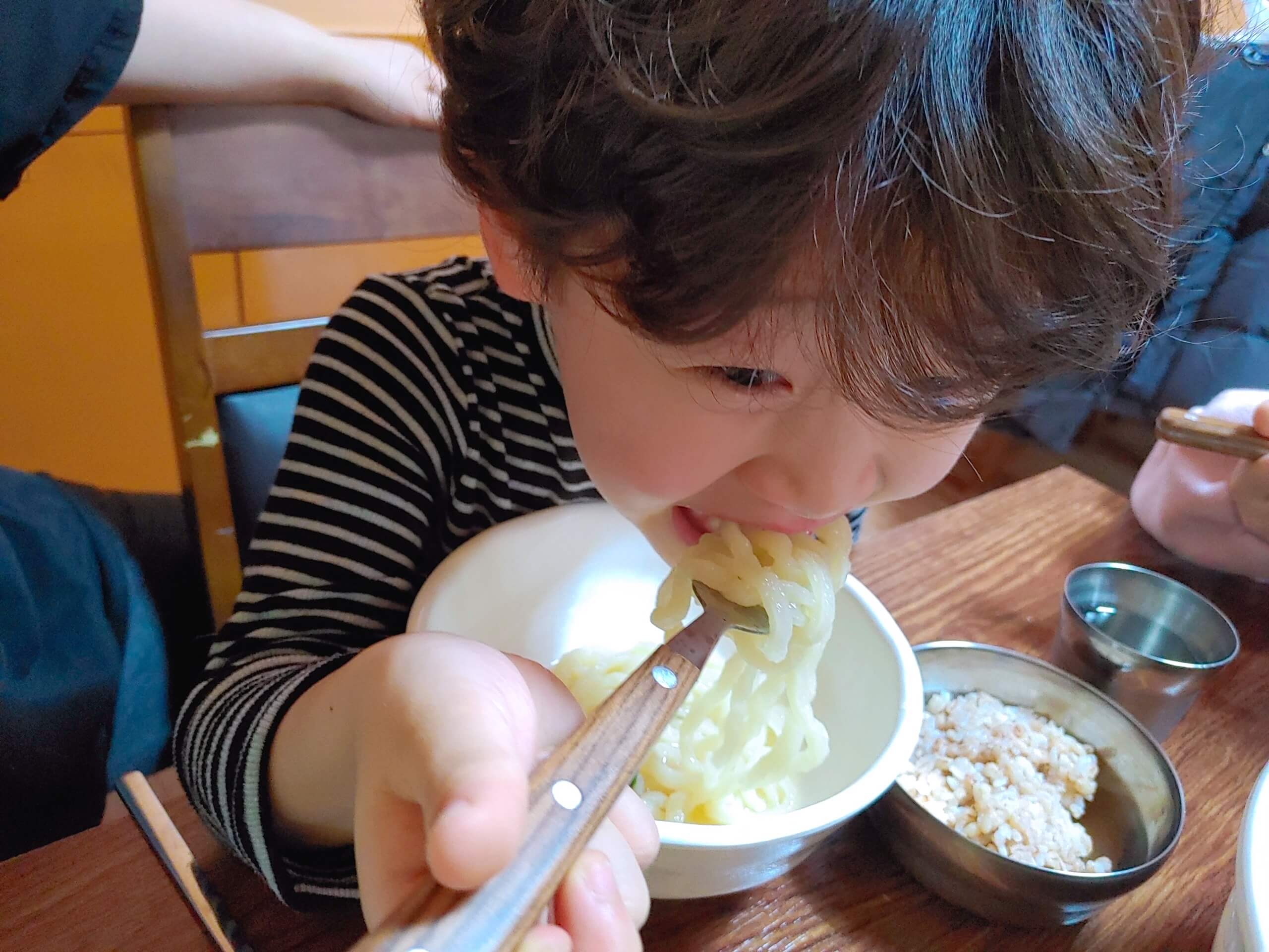 시골_여행_칼국수_먹는_아들