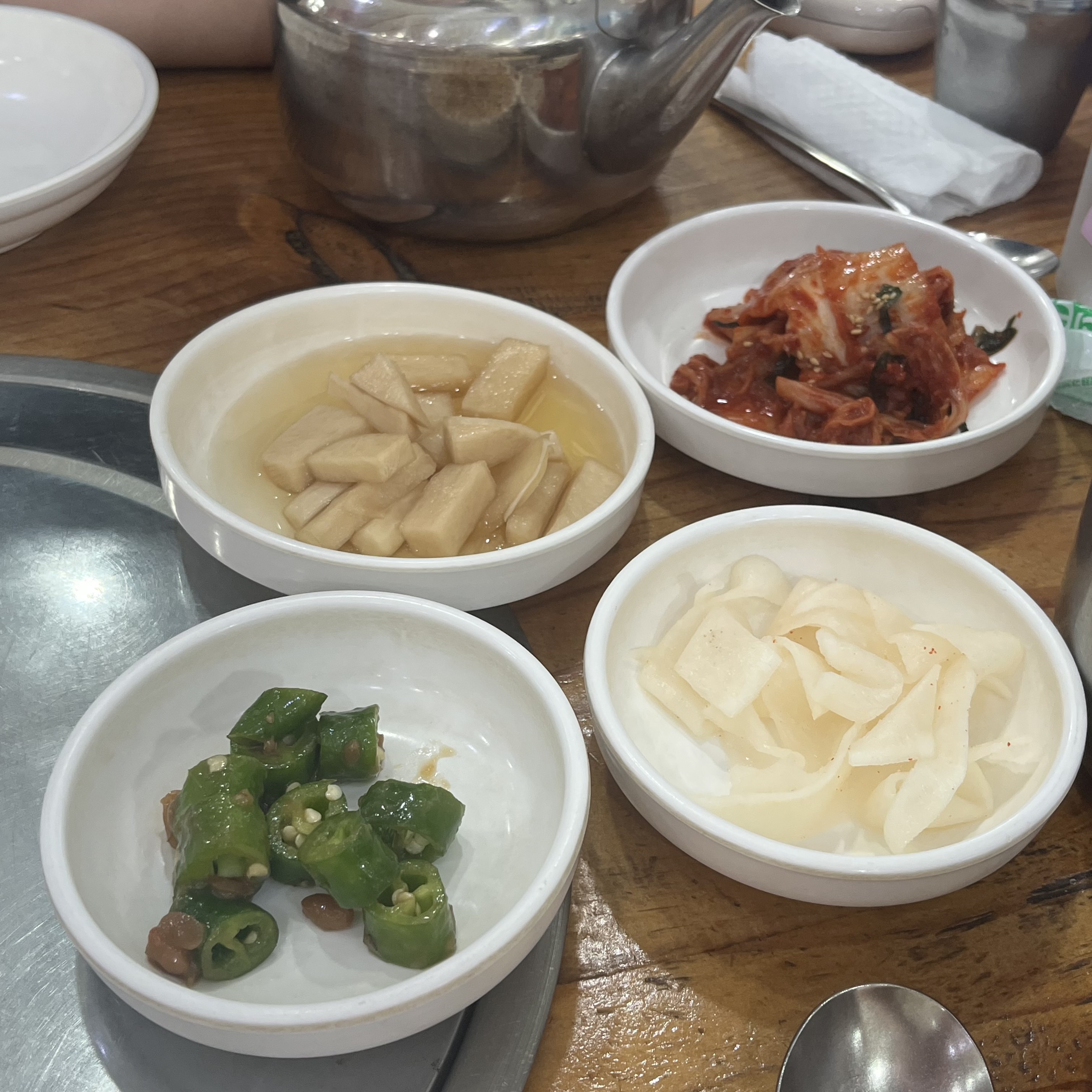 해물왕창칼국수 기본 반찬 구성