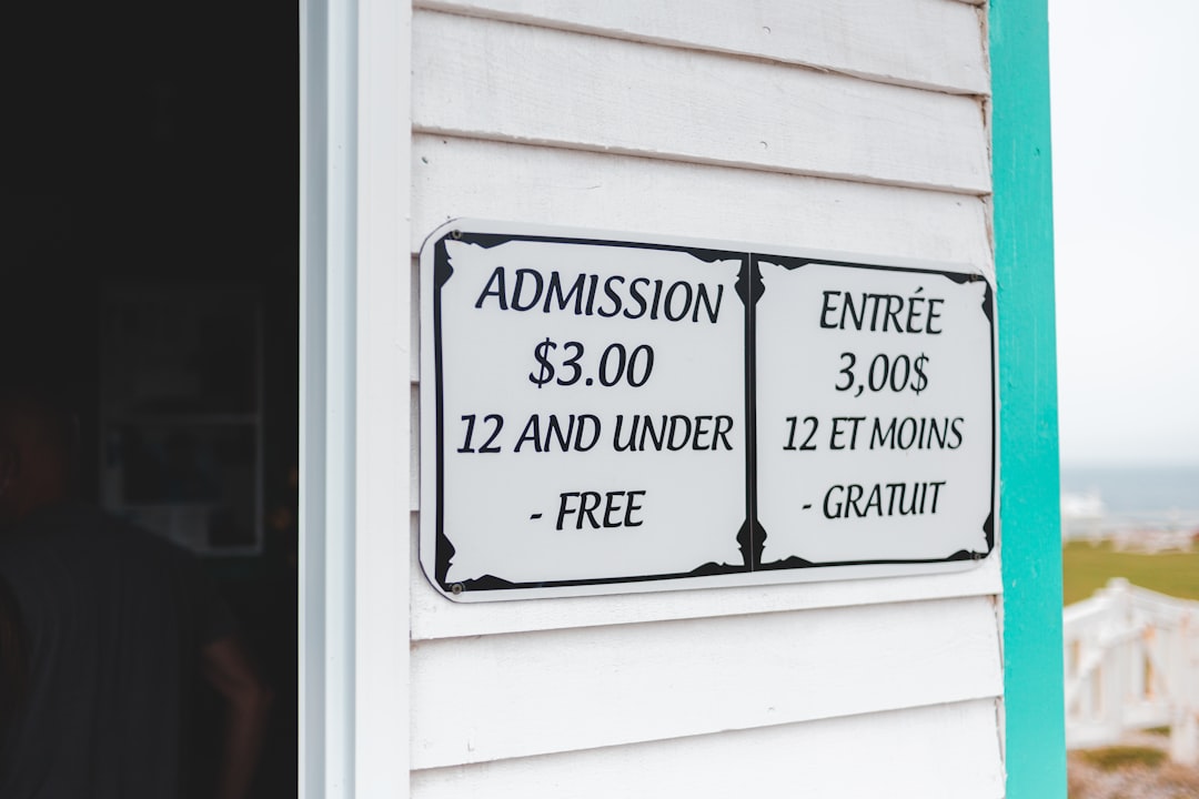 입장료를 의미하는 admission을 추천합니다.