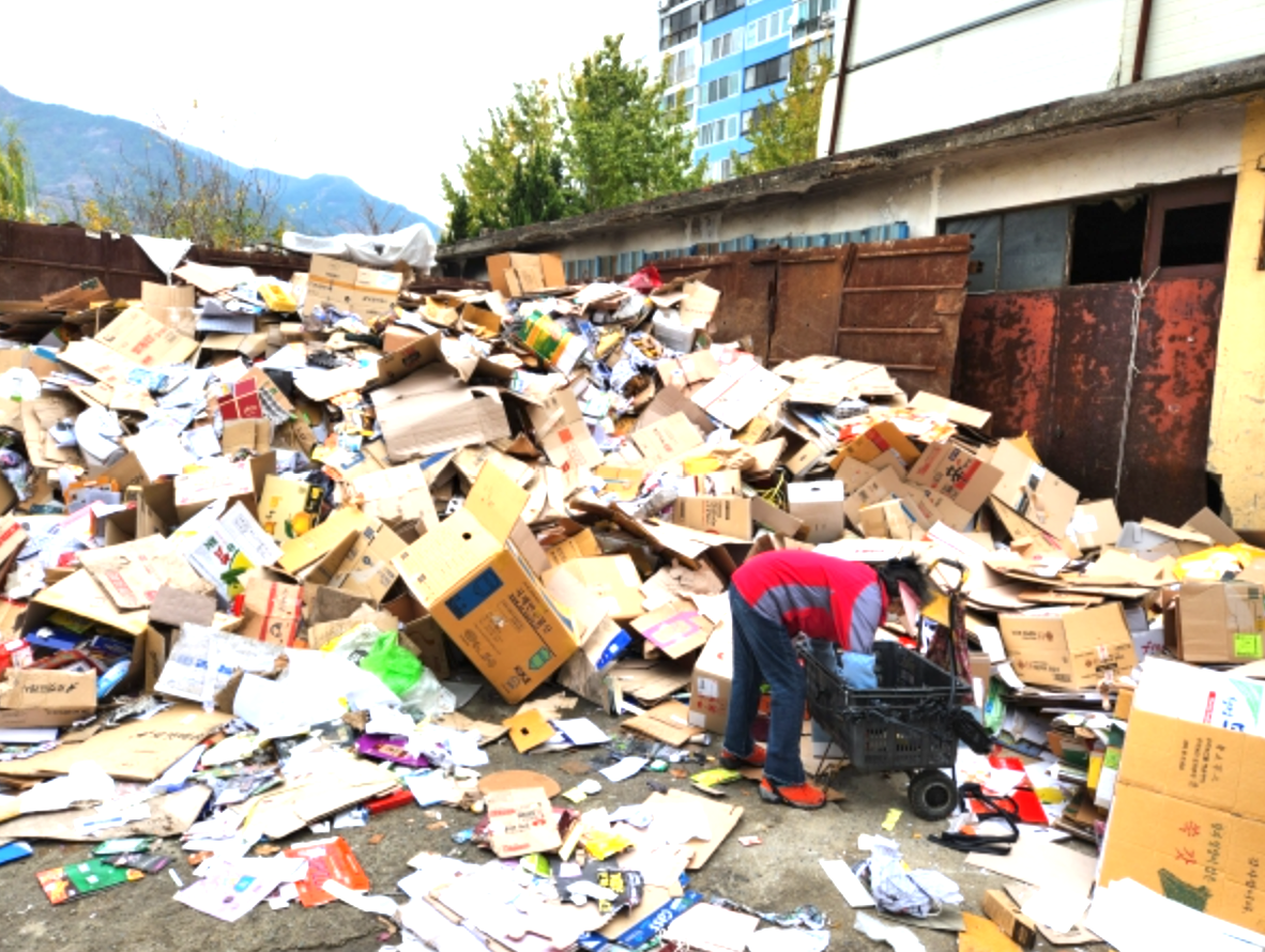 한 노인이 창원시 마산합포구 고물상에서 폐지를 정리하고 있다. 박신 기자
출처 경남도민일보(httpswww.idomin.com)