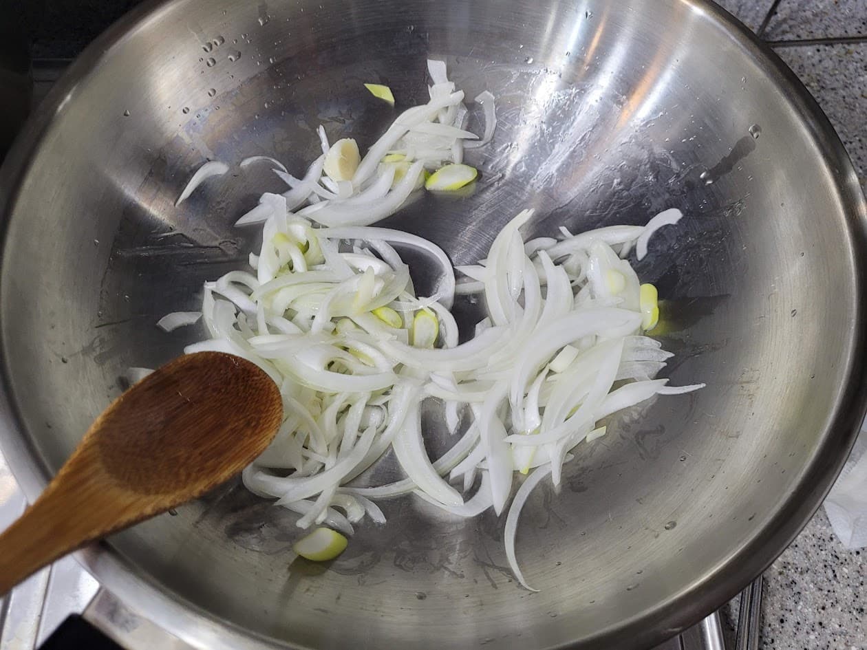 볶아지는 양파와 대파