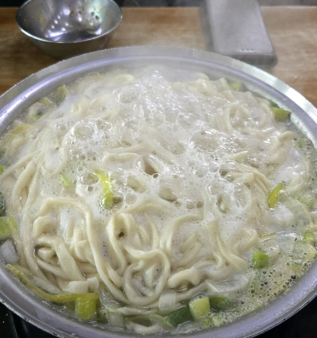SBS 생방송 투데이 3765회 - 캠핑 감성 바비큐 &amp; 외국인이 반한 버섯칼국수 맛집 소개