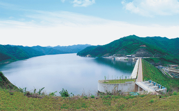장흥댐 상류 댐과 호수 전경