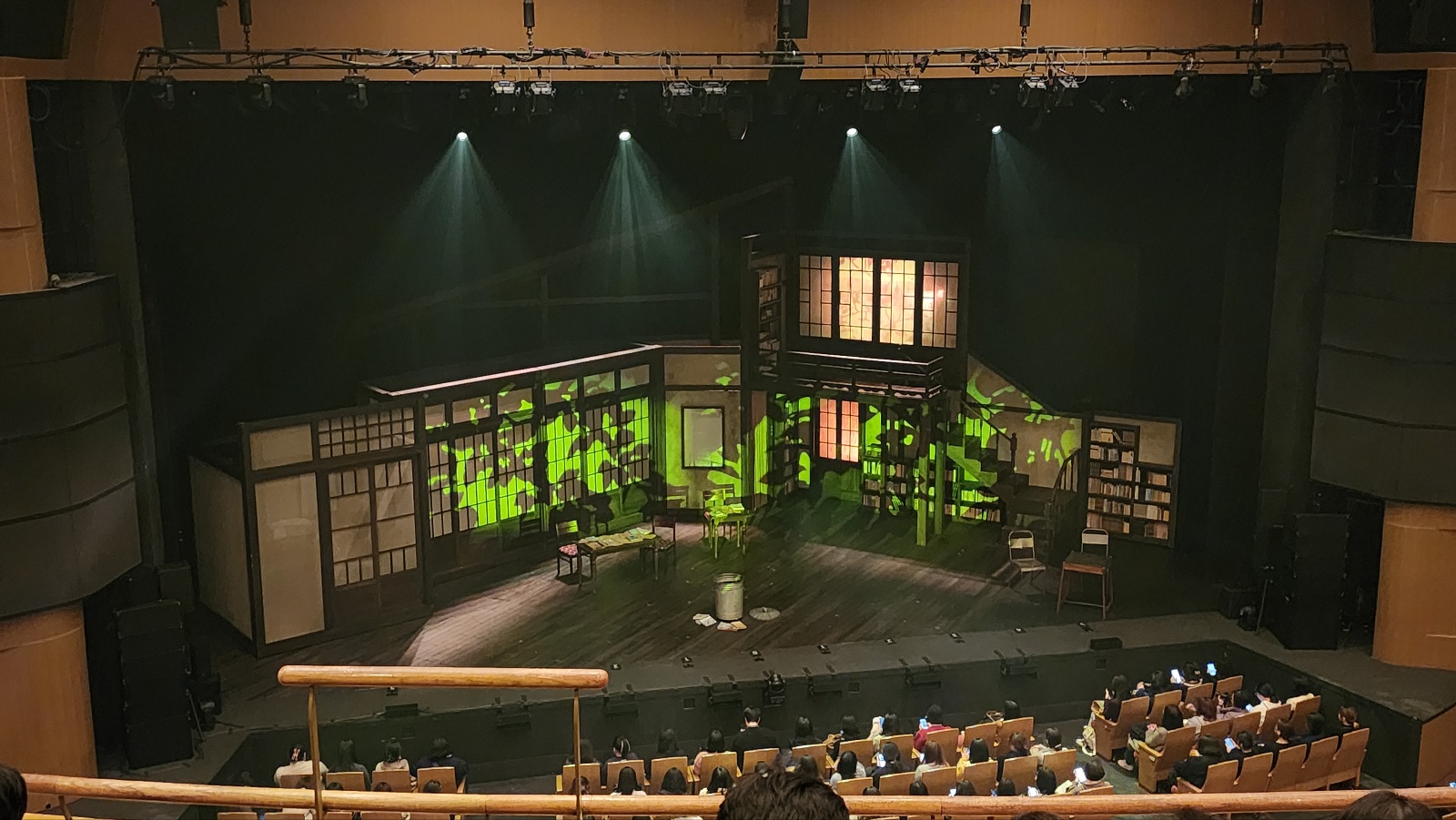 예술의 전당 토월 극장 2층 중앙블럭 8열 왼쪽 통로석 시야 용으로 찍은 사진.
무대 전체가 한눈에 들어오고 2층의 안전난간이 살짝 눈에 걸리지만 공연 볼 떄는 굳이 안 보이나 객석 왼쪽 블럭과 중앙블럭 사이에 너비가 짧은 안전 난간이 살짝 더 높게 추가 설치되어 있어서 그건 무대와 객석 사이 끝선보다 살짝 더 무대 안쪽으로 보임.