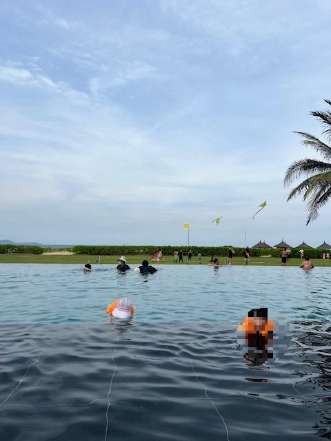 나트랑 알마 리조트 메인풀에서 보이는 연날리기