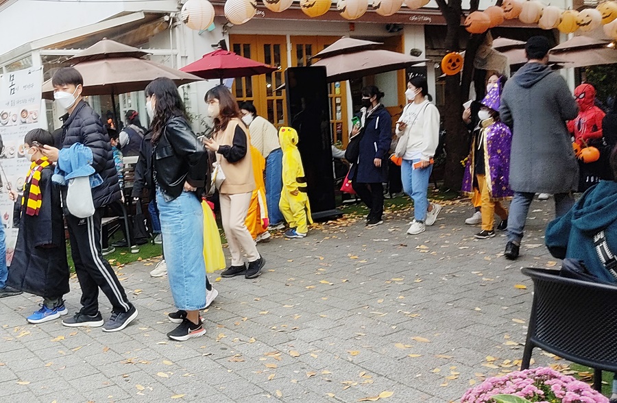 메인거리를 걷는 코스튬한아이들 