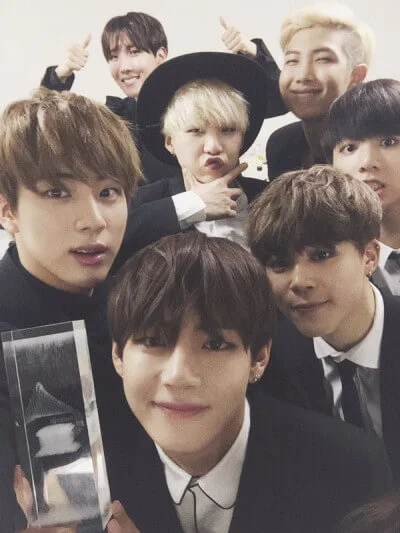 BTS-단체-셀카