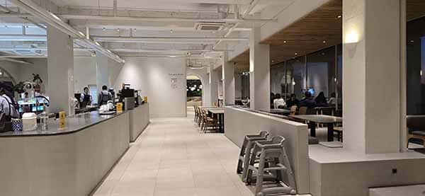 내부 카운터 및 좌석공간