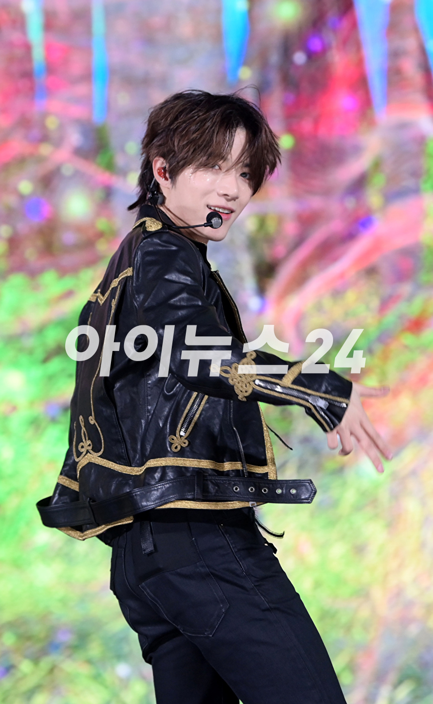 그룹 투모로우바이투게더 범규가 26일 오후 서울 강남구 코엑스 오디토리움에서 열린 투모로우바이투게더(TOMORROW X TOGETHER, TXT) 미니 5집 '이름의 장: TEMPTATION' 발매 쇼케이스에서 타이틀곡 무대를 선보이고 있다. [사진=정소희 기자]