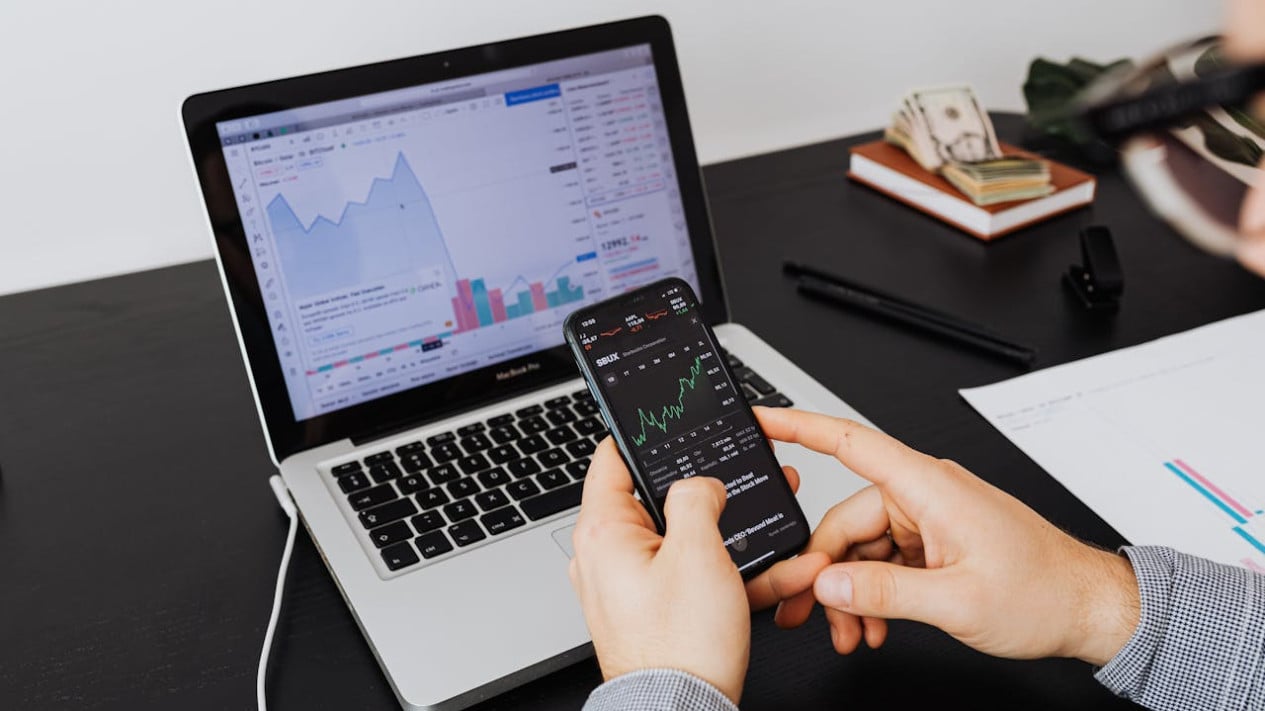 이미지 출처: AI 생성 이미지(콘텐츠 이해를 돕기 위한 시각 자료. 실제 인물을 특정하지 않은 AI 생성 이미지)
'AI 가계부 앱 화면'을 상상하며 돈의 흐름을 파악하는 내용에 집중하도록 돕습니다.