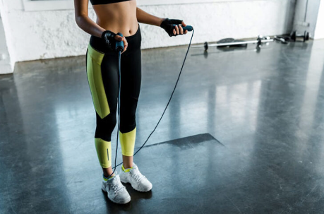 줄넘기를 하는 여자.