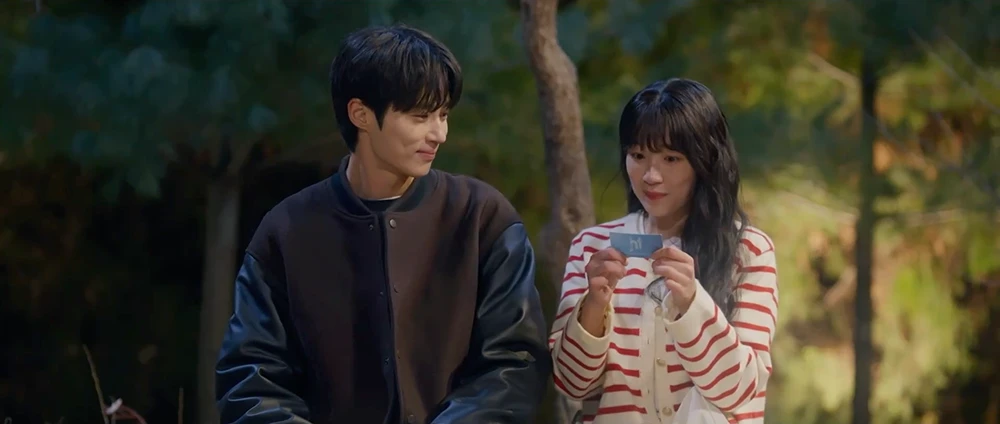 솔이에게-김대표한테-받은-명함을-보여주는-선재