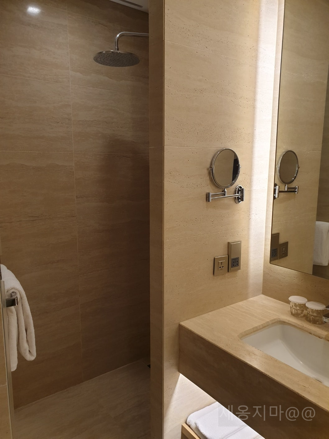 샤워실-세면대