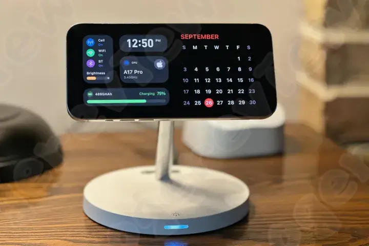 iOS 17 스탠드바이 위젯 기능을 보여주는 아이폰 15 프로 맥스