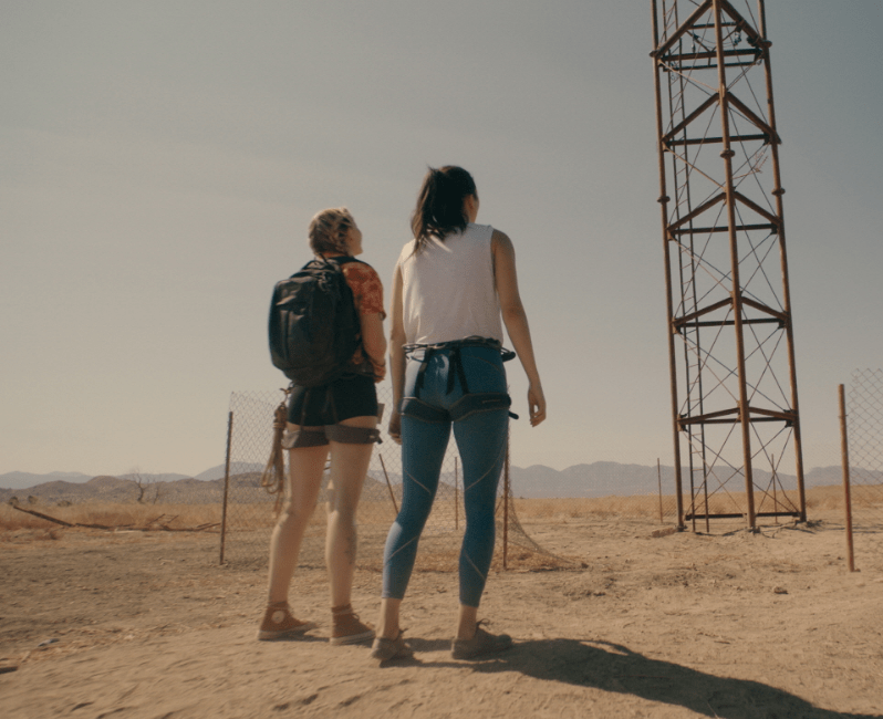 주인공과-친구가-높은-곳을-바라보는-장면