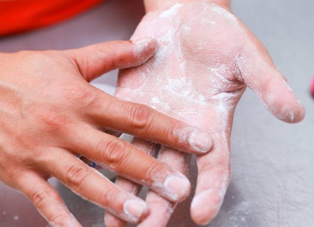 손에 밴 양파냄새 없애는법