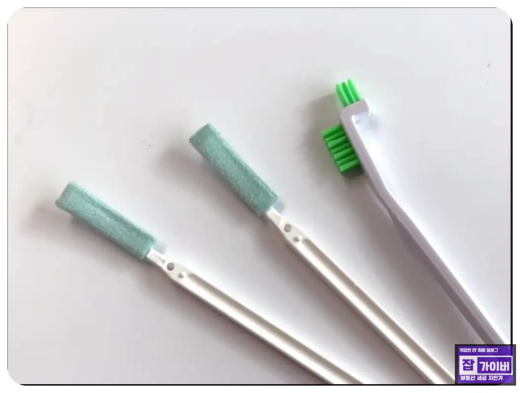 가습기 물통과 분리 부품을 분해해 둔 모습