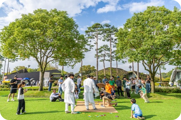 순천만국가정원 낙우송길 관람객들 [사진 : 순천시 제공]