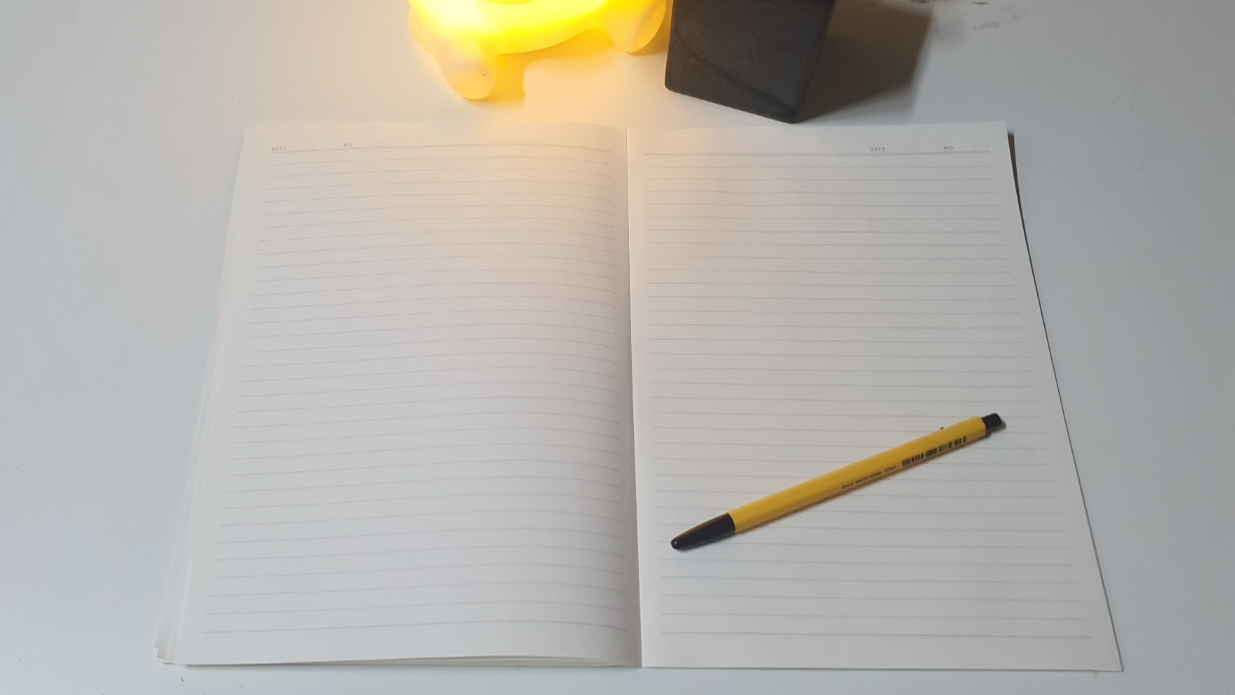 차분한 노런조명 정리된 테이블 기록하기 위한 노트와펜
