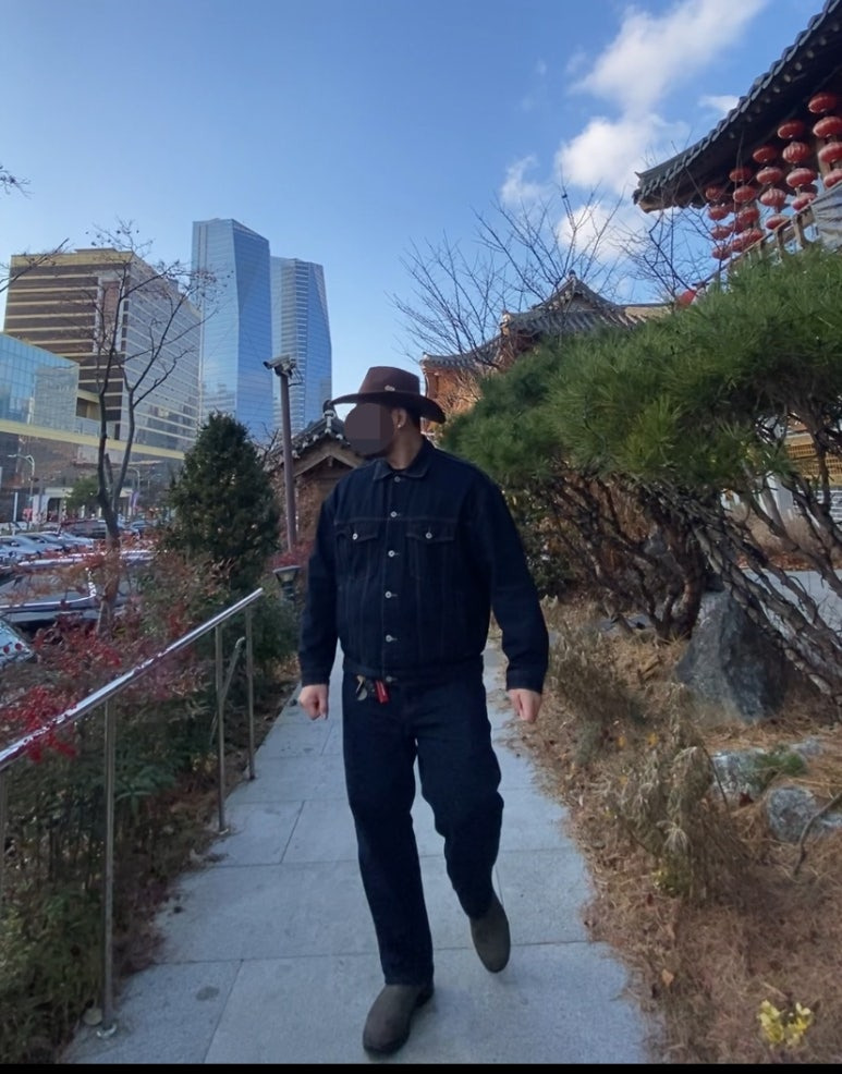 데일리룩('25. 12. 14.)유니버셜 케미스트리 페도라 카우보이모자 웨스턴모자, 무신사스탠다드 생지 데님트러커재킷, 무신사스탠다드 생지 데님팬츠, 블런드스톤 585 러스틱브라운