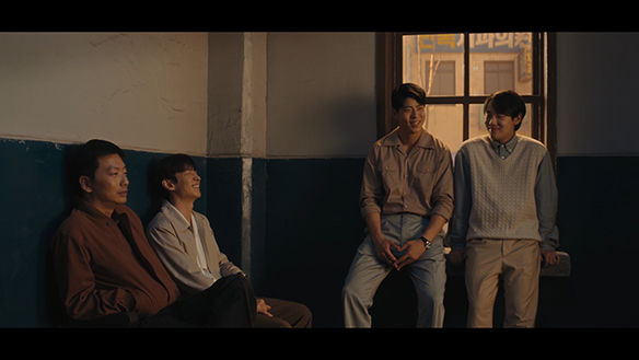 한 공간에 모여 대화하는 수사반장 1958의 인물들