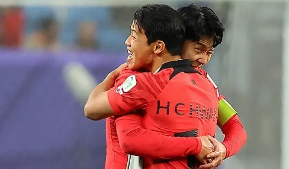 호주전- 붉은유니폼 손흥민과 황희찬이 서로 얼싸안고 기뻐하는 모습