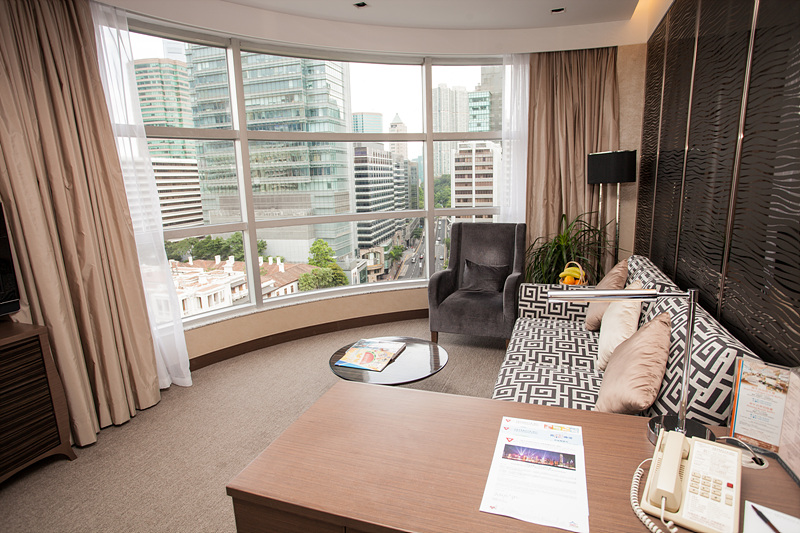 '더 솔즈베리-YMCA 오브 홍콩 호텔'의 프리미엄 패밀리 스위트 리빙룸_Photo by Kim Sunghwan(Artageo)