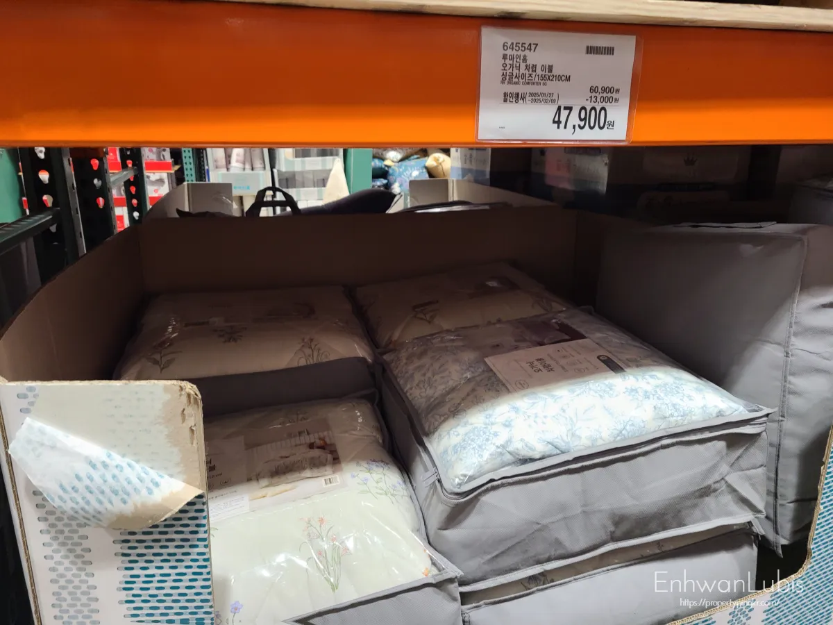 큰박스-안에-이불가방이-쌓여-있는-꽃무늬-이불