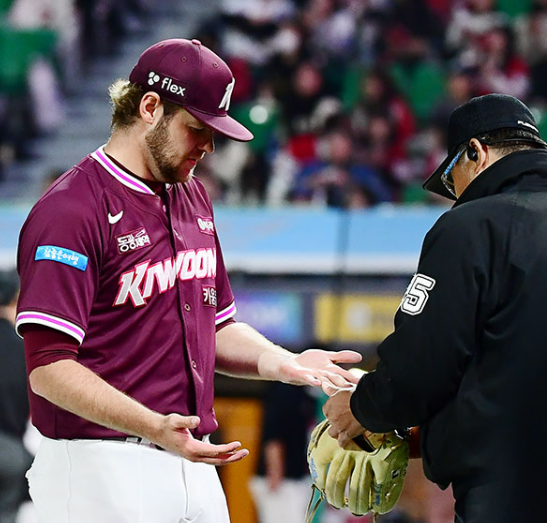 KBO 프로야구, 2026 투수 이물질 검사 정기 시행 관련 사진2