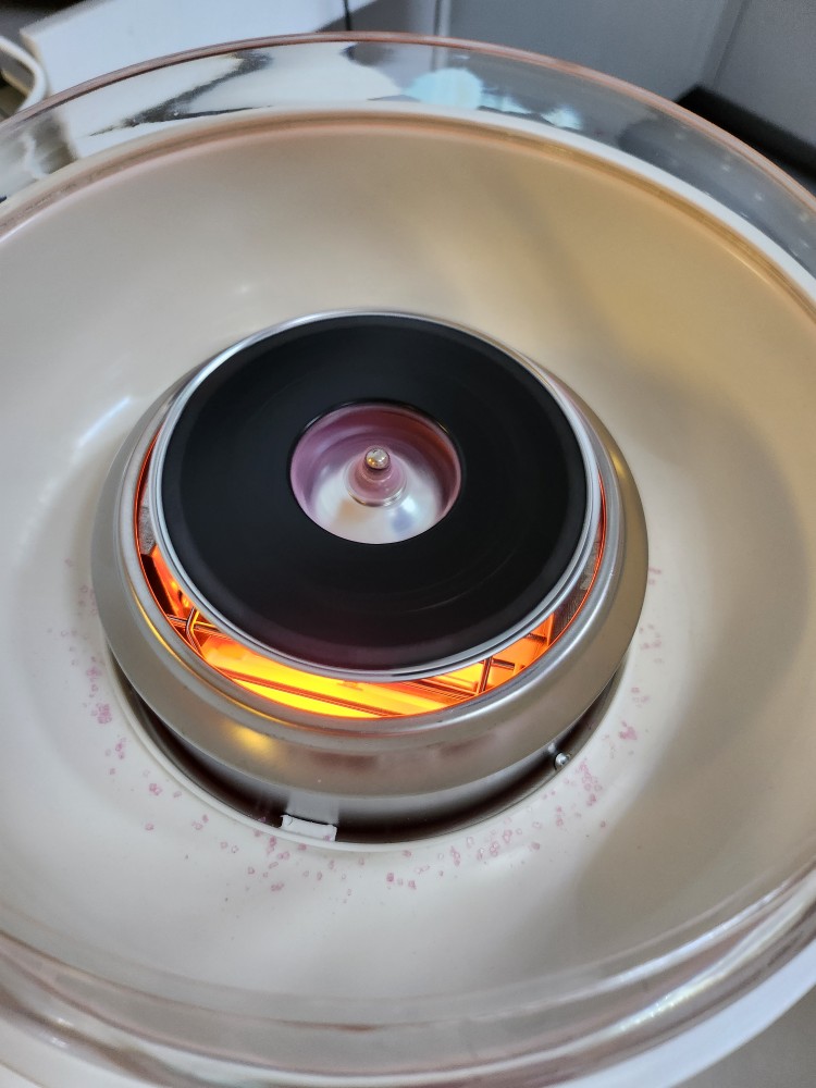 솜사탕 기계에 설탕을 넣음