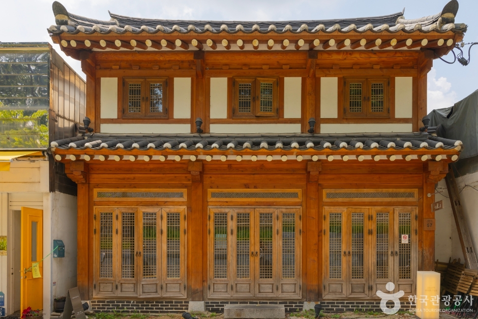 익선동 옆 서순라길 돌담길