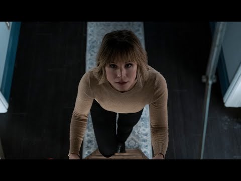 사다리 타고 올라가는 여성의 모습