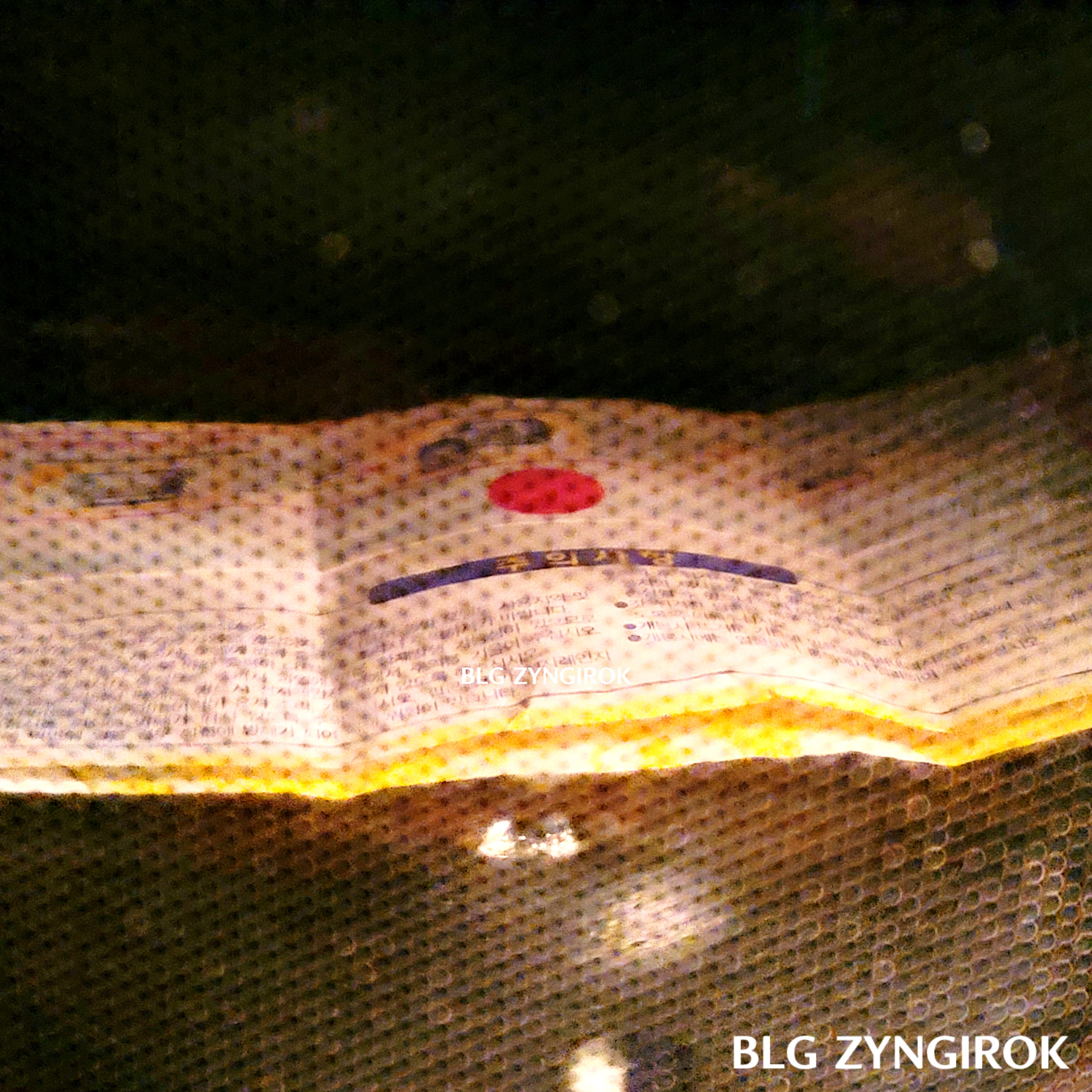 노브랜드 팝콘이 전자레인지에서 조리가 시작된 모습이다. 봉투가 아직은 납작하다.