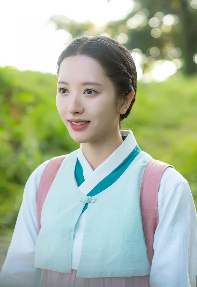 김지연이 한복을 입고 있다.