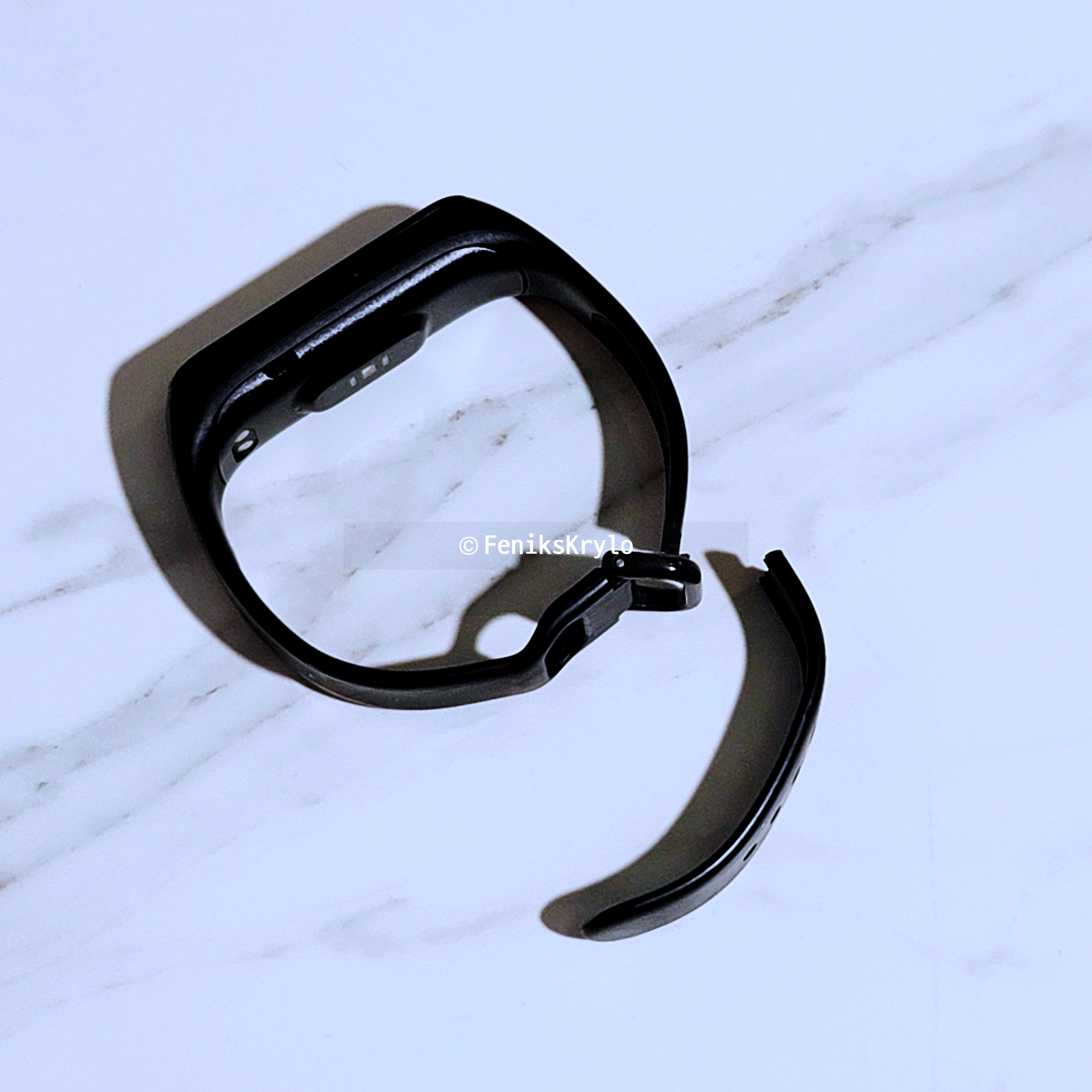 스트랩이-끊어진-갤럭시핏2가-테이블에-놓여있다.