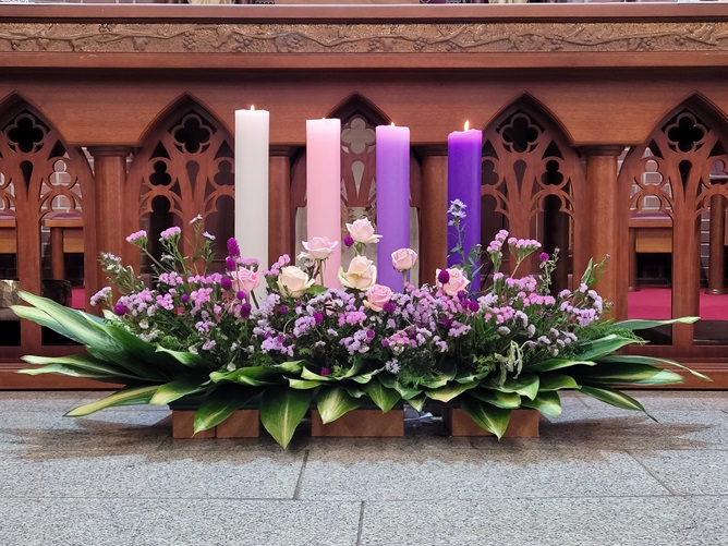 2024년 12월 22일 대림 제4주일, 군산 월명동성당 대림환, 대림초 사진입니다.